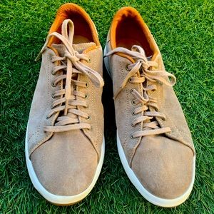 Gently worn Men’s Suede Sneakers in great condition. Size 9